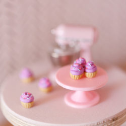 Modern Dollhouse food - Scale 1:12 miniature cupcakes