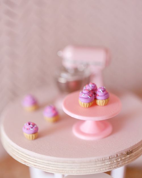 Dollhouse scale 1:12 miniature cupcakes (half dozen)