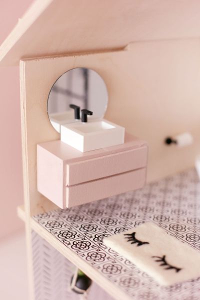 The Tiny Dollhouse SA black bathroom basin and tap scale 1:12