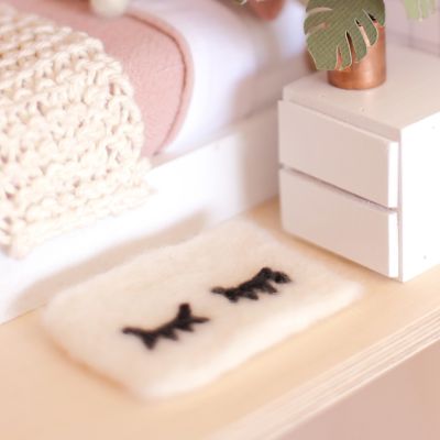 Miniature Sleepy Eyes bath mat