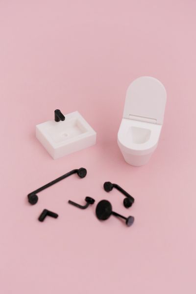 Scale 1:12 Miniature dollhouse bathroom set with Toilet, basin and accessories by The Tiny Dollhouse SA